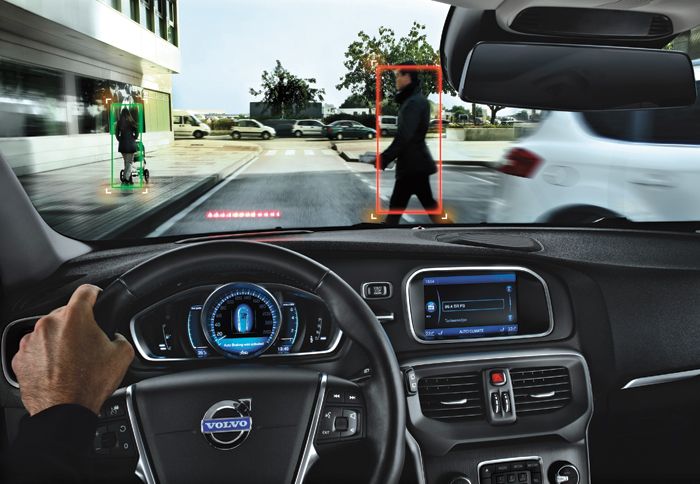 Το σύστημα City Safety είναι υπεύθυνο για την ακινητοποίηση του αυτοκινήτου όταν επίκειται σύγκρουση με πεζό και μπορεί να λειτουργεί σε ταχύτητες μέχ